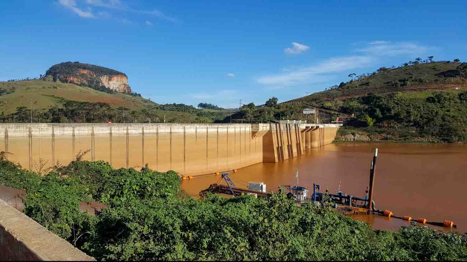 Candonga Dam - dredging barge